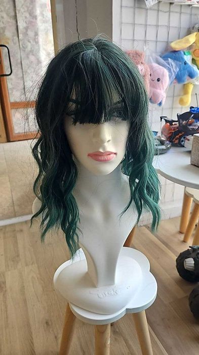 EASIHAIR SS170-1. Зелена вълниста синтетична перука с бретон