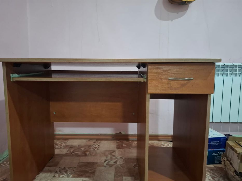 Компьютерный стол для работы