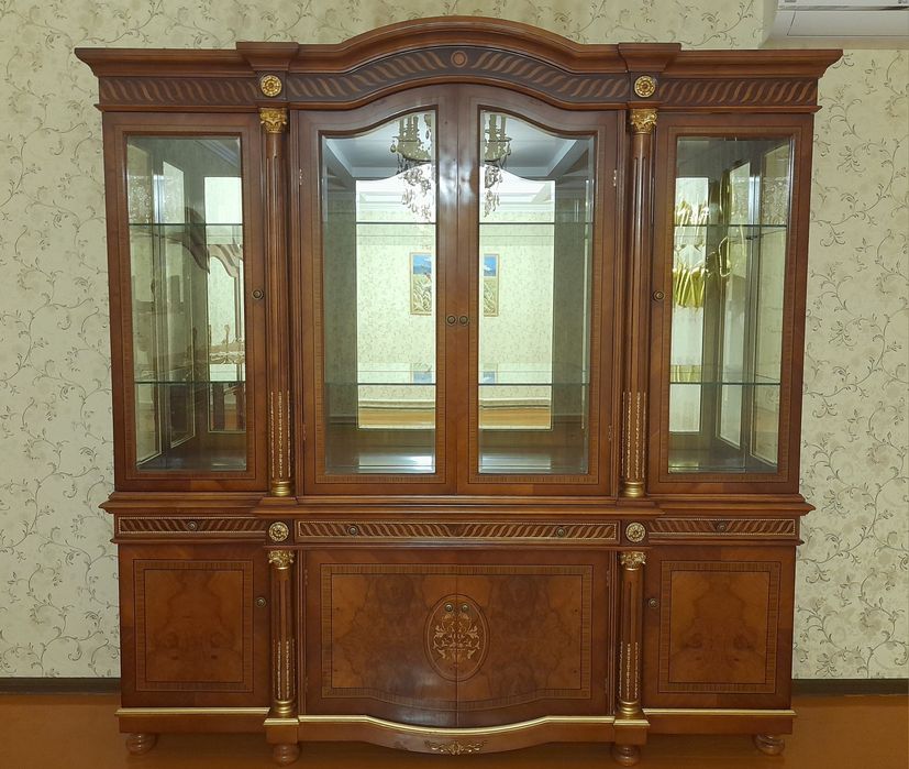 Горка и комод в европейском стиле