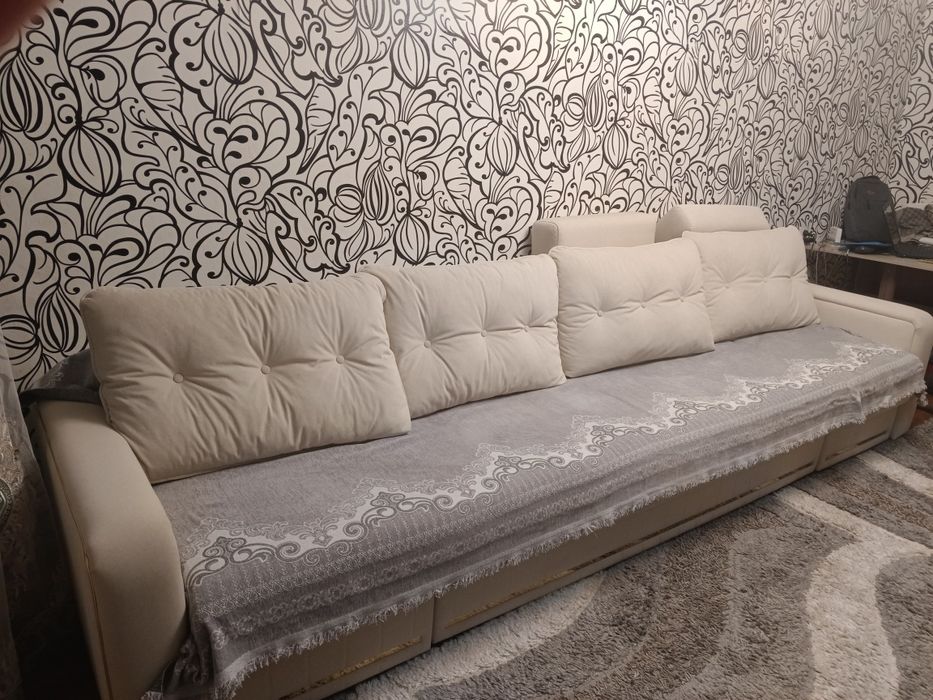 Мягкий уголок,в отличном состоянии длина 3.5-4 метра