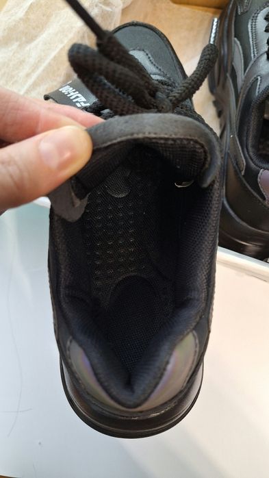 Черные кроссовки.