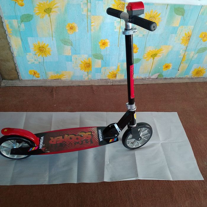 Продаётся большой самокат.