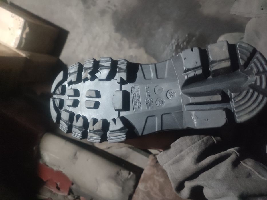 Продам Спец обувь новый 42 размер