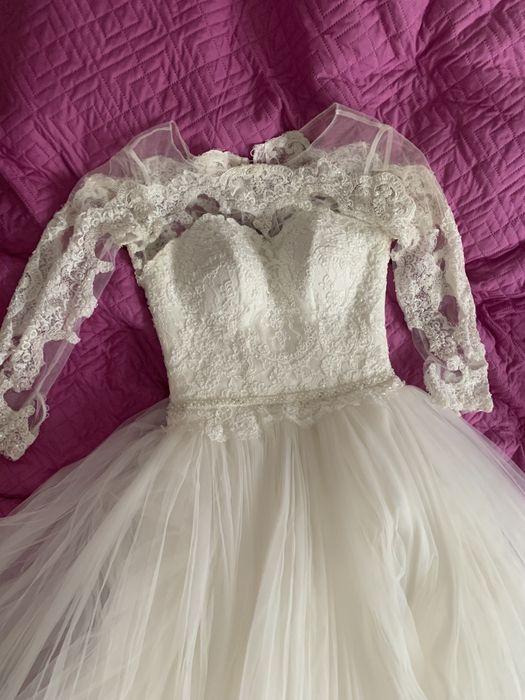 Vand Rochie de mireasa marime xs, informatii la nr de telefon.