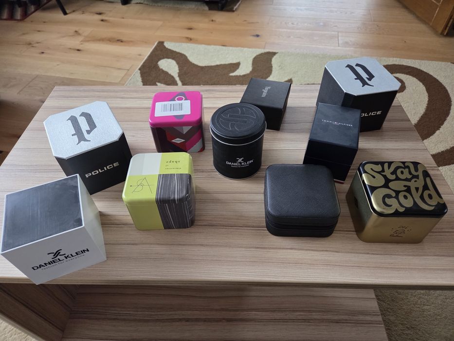 Vând lot cutii diferite