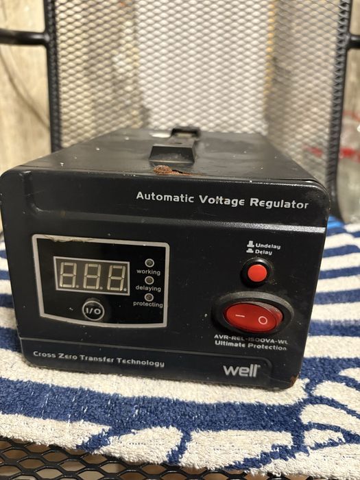 Vând stabilizator de tensiune WELL, 1500VA / 900W