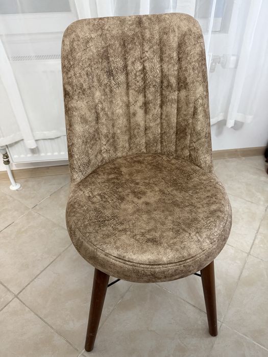 Трапезна маса със столове