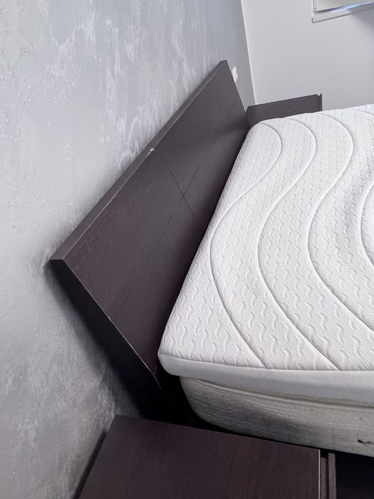 Vand set dormitor pat, noptiere si comoda TV