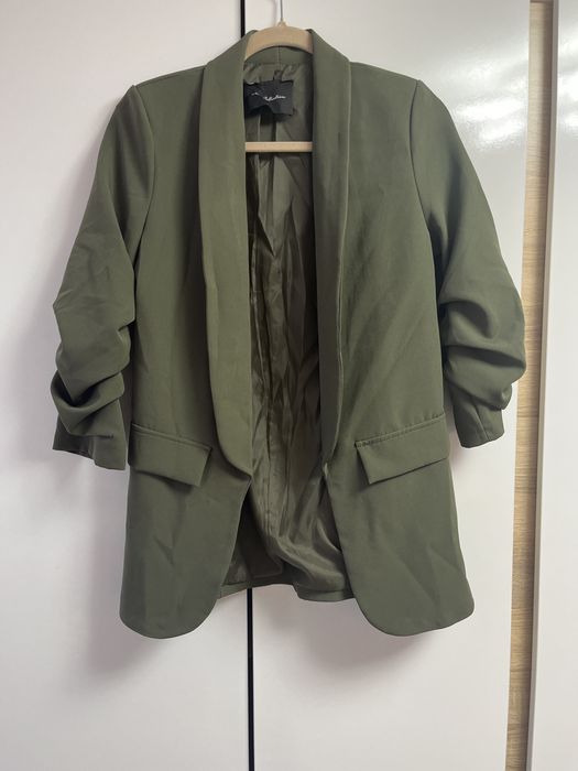 Маслено зелено сако с набран ръкав