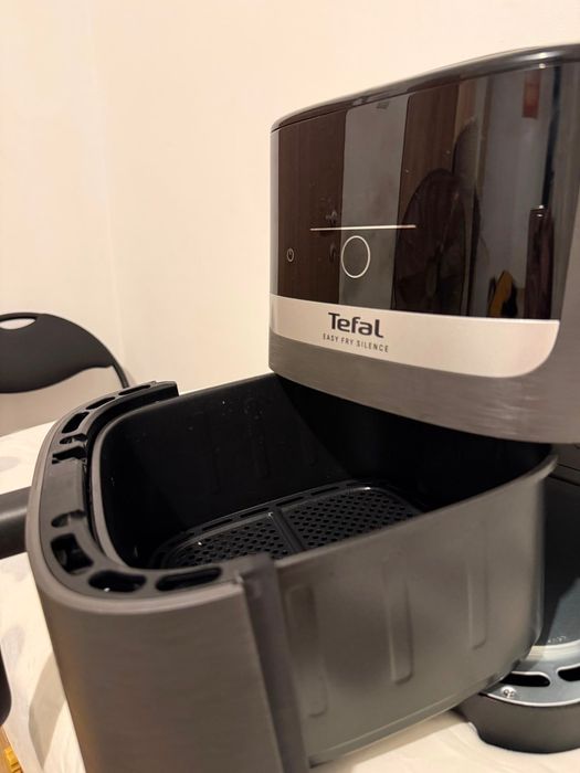 Tefal Easy Fry Silence model cu referința EY551HEO, care funcționează la o putere de 1400-1670W