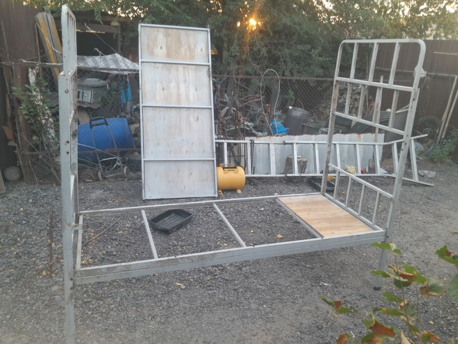 Продам двух этажную кровать