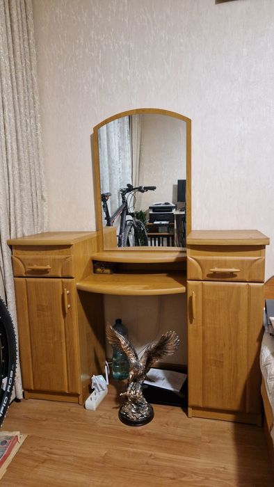 Дамска тоалетка с огледало