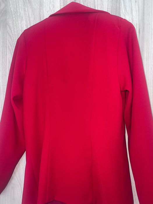 Sacou roșu elegant cu nasturi aurii – damă