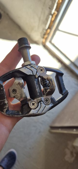 Pedale Shimano Deore XT PD-M8020 un set + o pedala de dreapta in plus