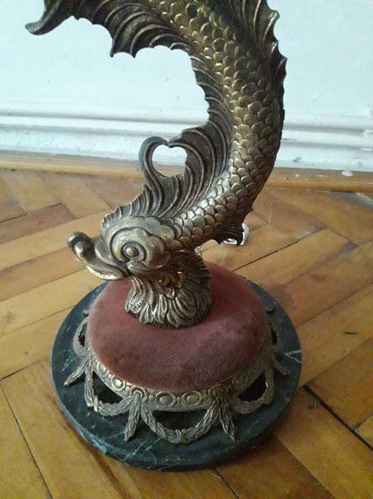 Veioza din bronz asezata pe un blat de marmura cu tenta asiatica