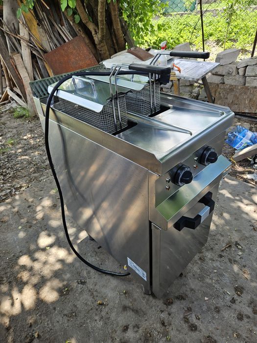 Фритюрник Професионален Бързо Нагряващи нагреватели Трифазен 10.500kw.  на Ток  7-9 литра  Цена 700 Евро