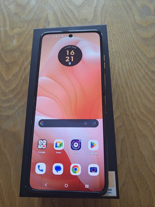 Motorola Razr 40 Ultra 5G – PANTONE Peach Fuzz – 8GB/256GB – перфектно състояние