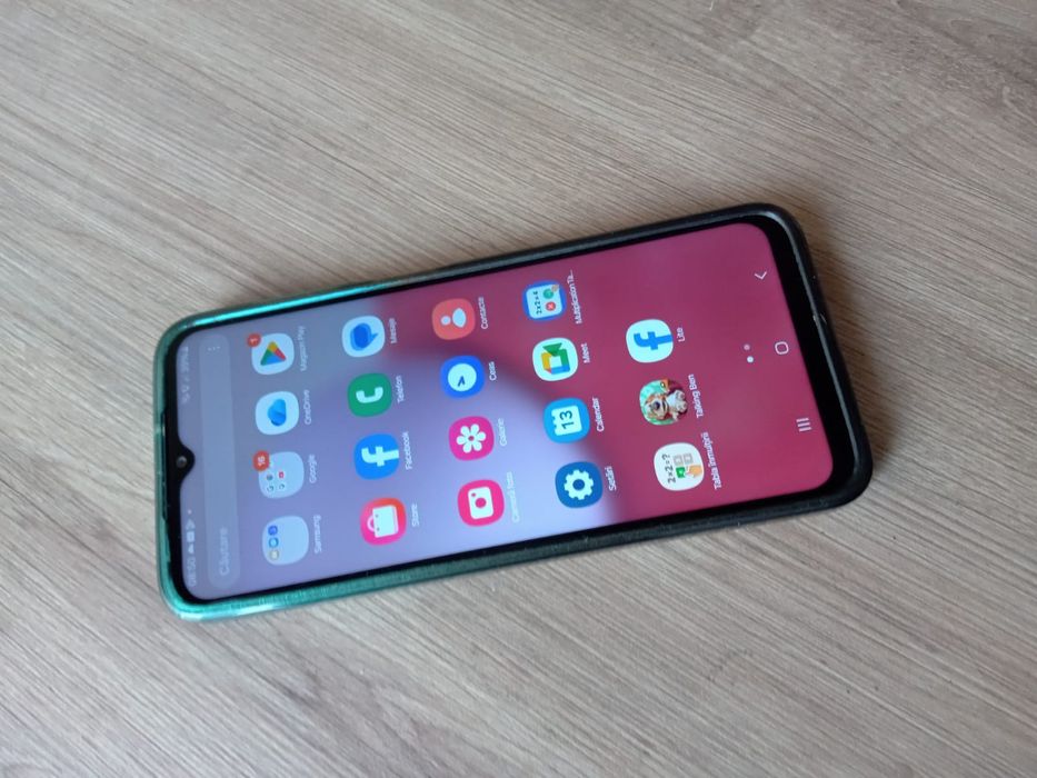 Telefon impecabil Samsung cu husa 300 de Lei
