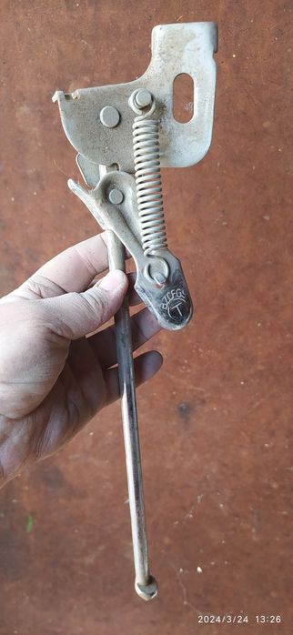 Подножка на ось велосипеда