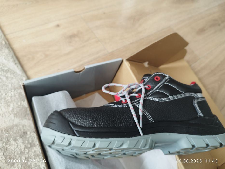 Работни обувки с бомбе