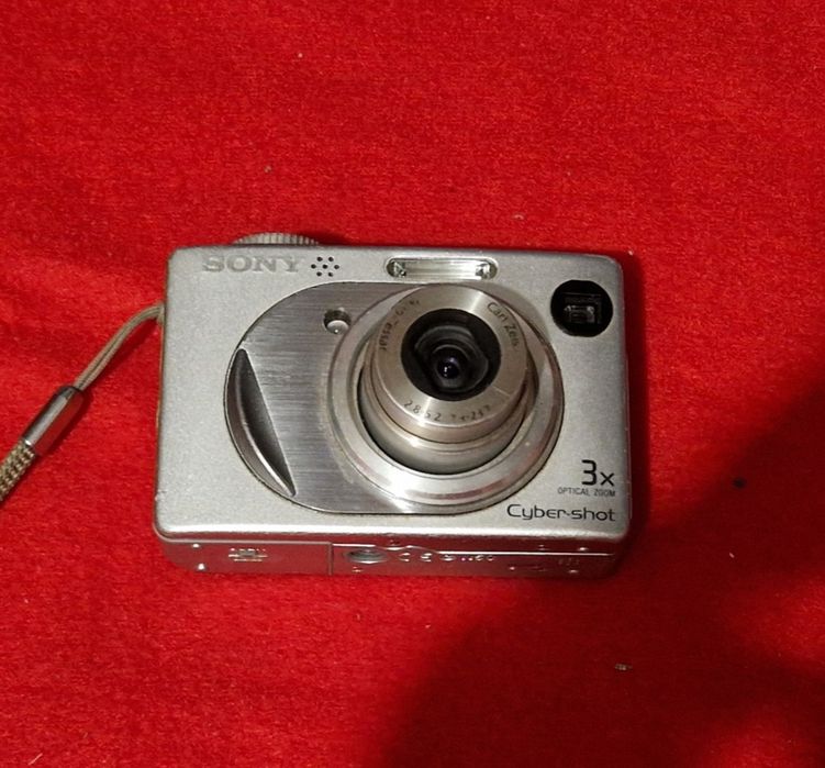 Aparat Photo sony cu defect la obiectiv, nu iese de tot.