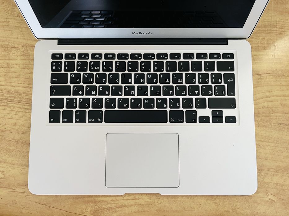MacBook Air core i5.