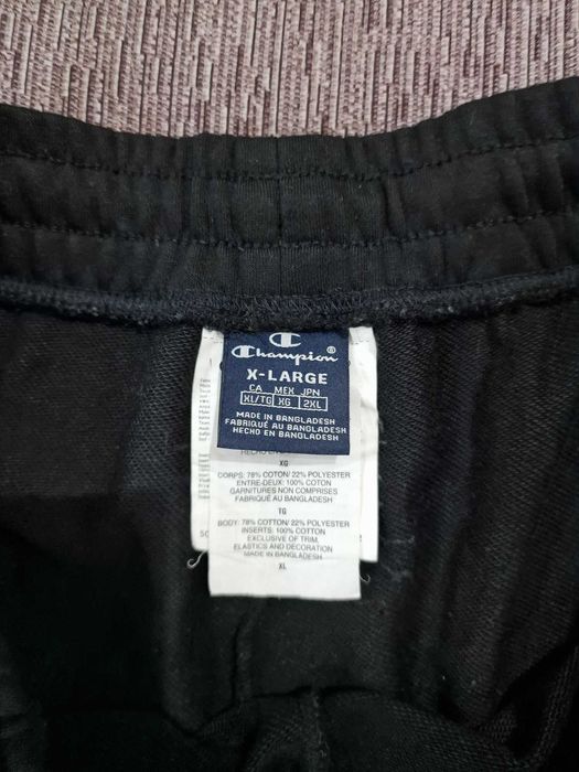 Vand pantaloni scurti Champion marimea XL
