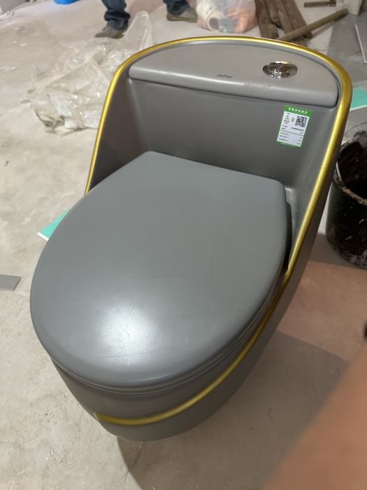 Новый унитаз не исползовылся.