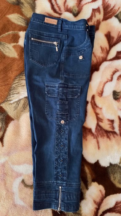 Продаются джинсы и капры джинсовые.