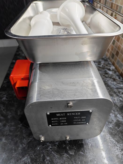 Мясорубка RY 22. 1500ватт. Новая.