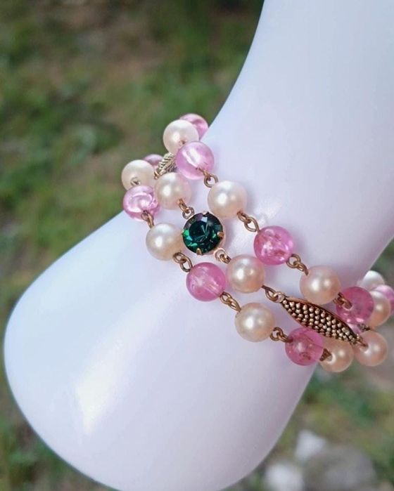 Veche bratara din perle false, margele roz si piatra verde