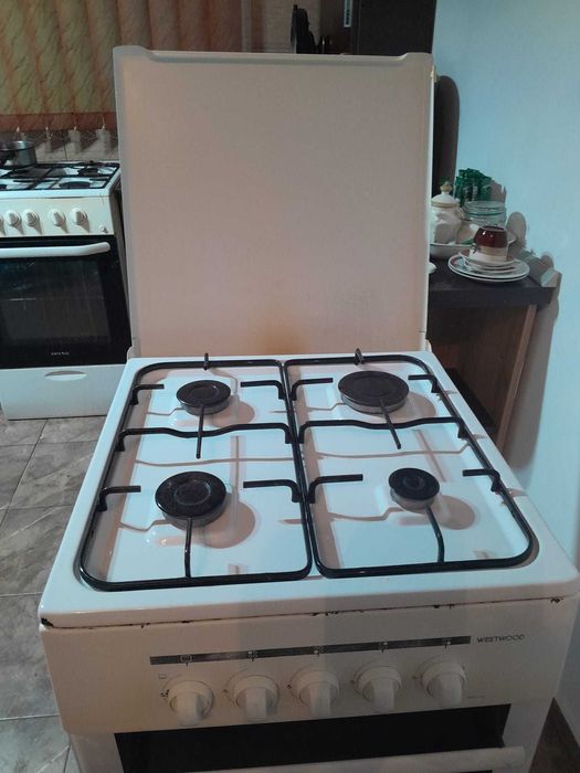 Dau aragaz pe un bax de bere Bergenbier fara alcool