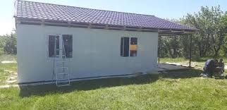 Containere modulare pe structură metalică rezistentă și invelite cu panou sandwich termoizolant,