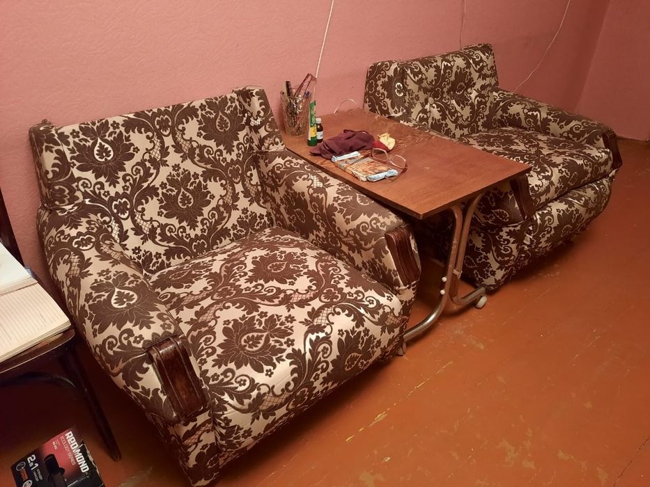 Продам 2 кресла и столик