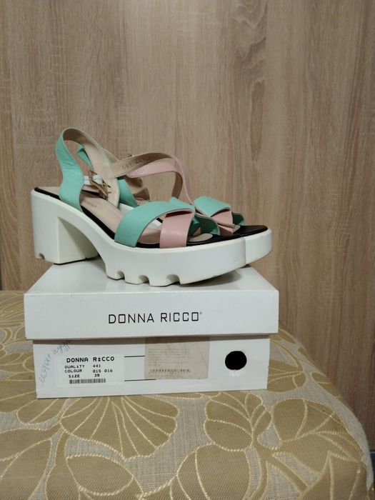 Продам красивые босоножки .Размер 39