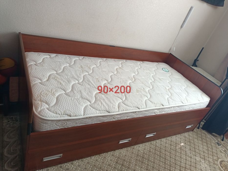 Кровать 200×90, в месте с матрасом.