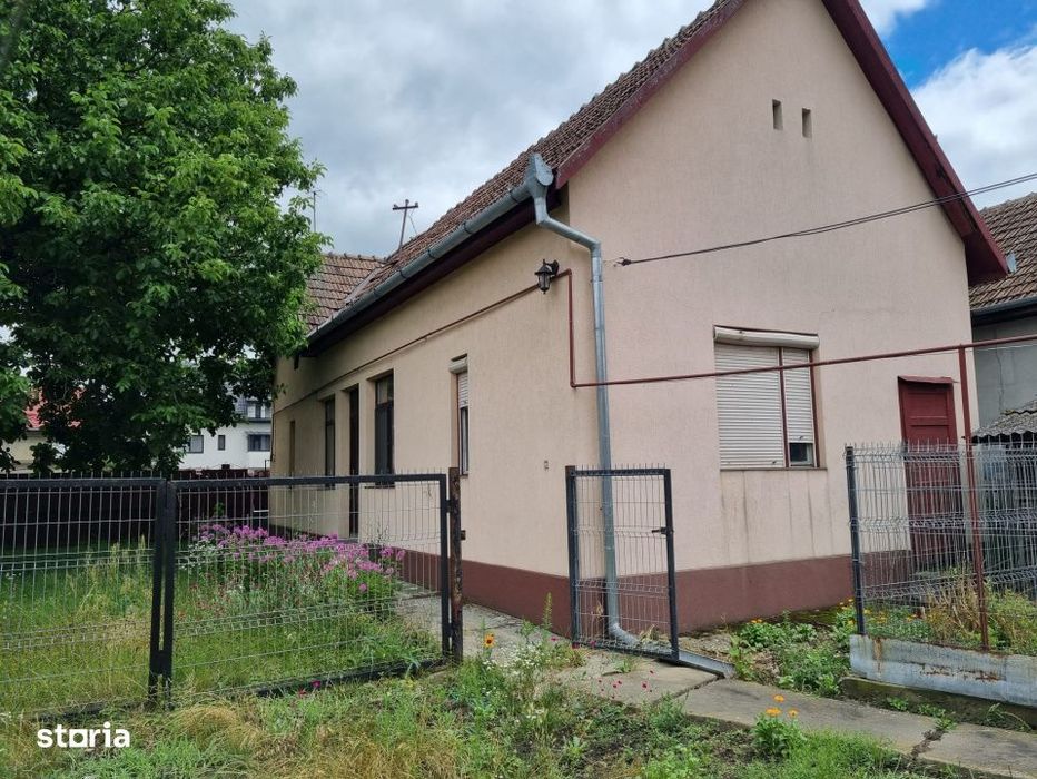 Teren generos 1411 mp cu casa veche si utilitati, zona centrala