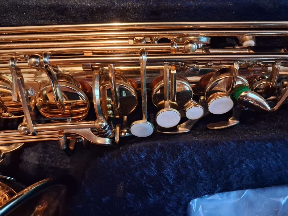 Продам Саксофон новый