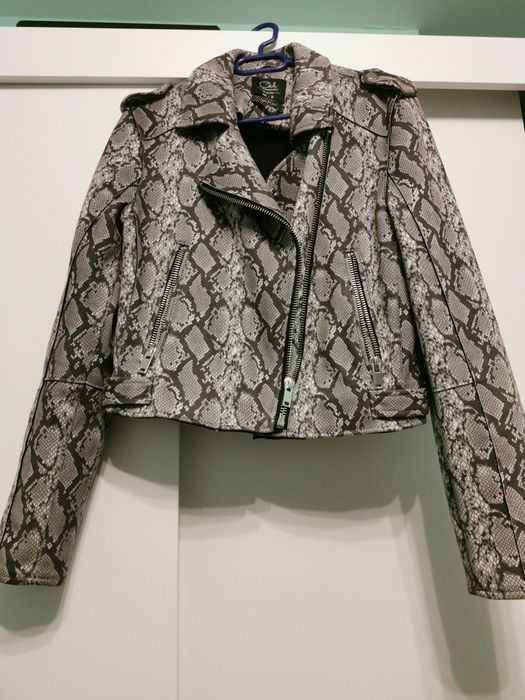 Дамско велурено яке змийски принт