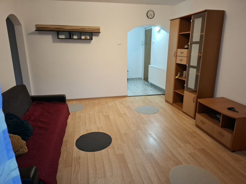 Închiriez apartament cu 2 camere