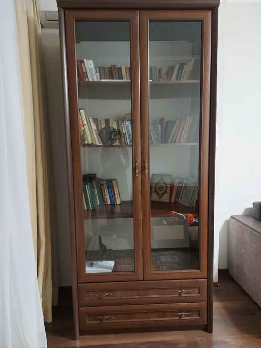 Книжный шкаф или сервант для посуды