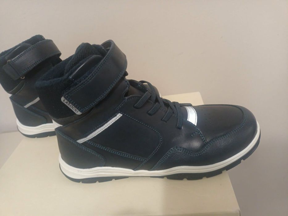 Продавам детски боти от естествена кожа