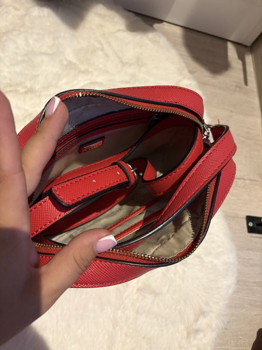 Дамски чанти Guess, LV, Converse …