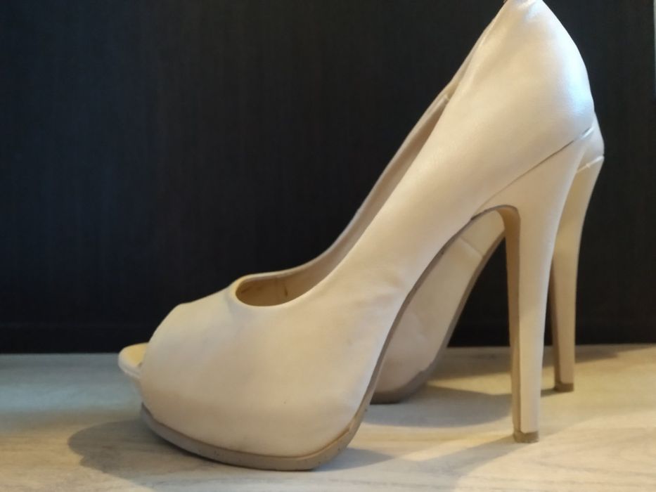 Бежови обувки на висок ток