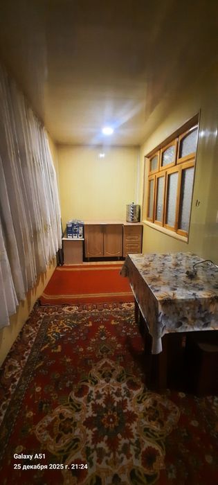 Сдаётся кв в чирчике 2х ком 1 этаж 2 мкн не далеко от дороги