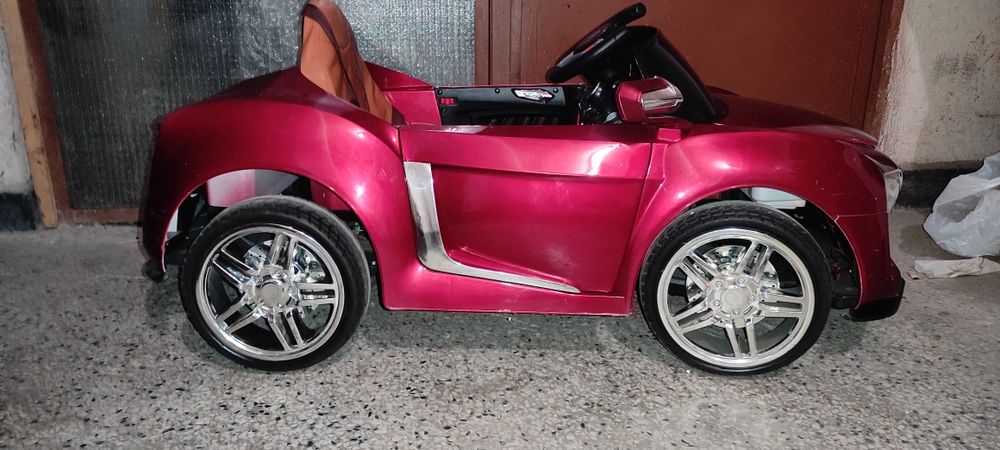 Детска акумулаторна кола.