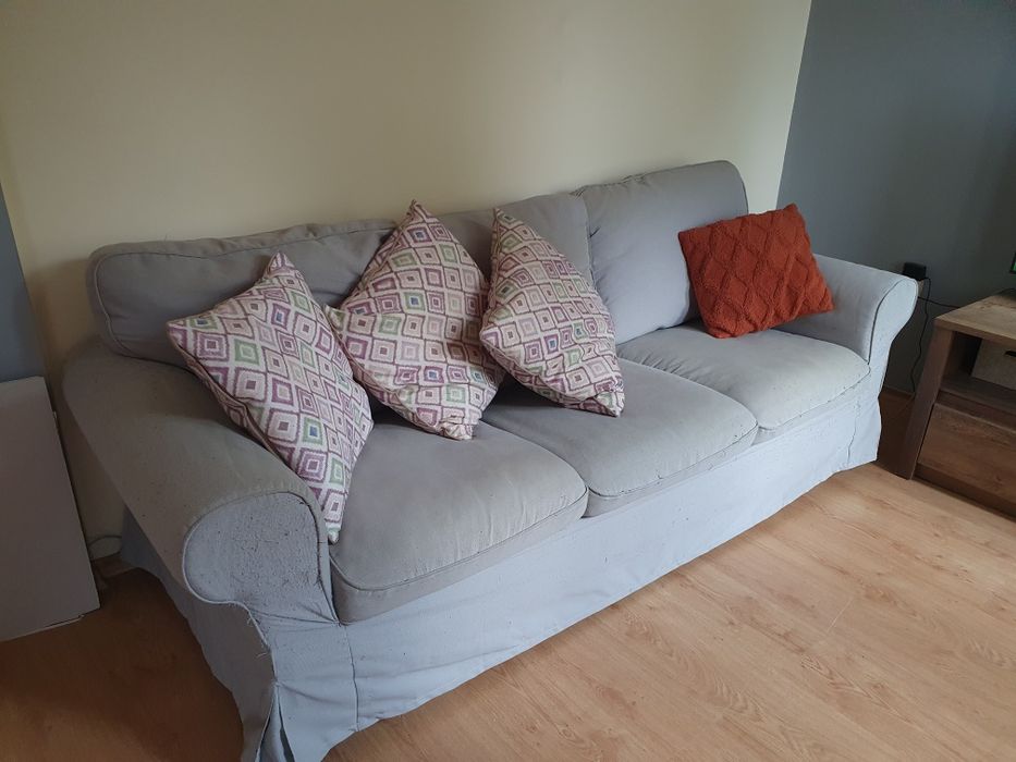 Диван за трима с подарък 4 възглавници