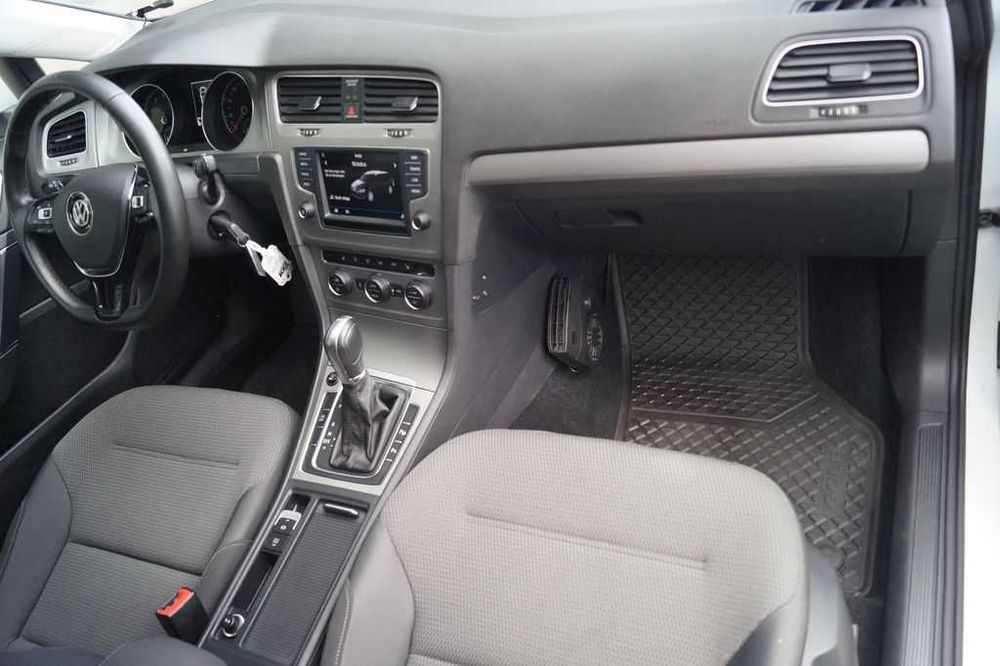 Masina de inchiriat Volksagen Golf - inchirieri auto Bucuresti