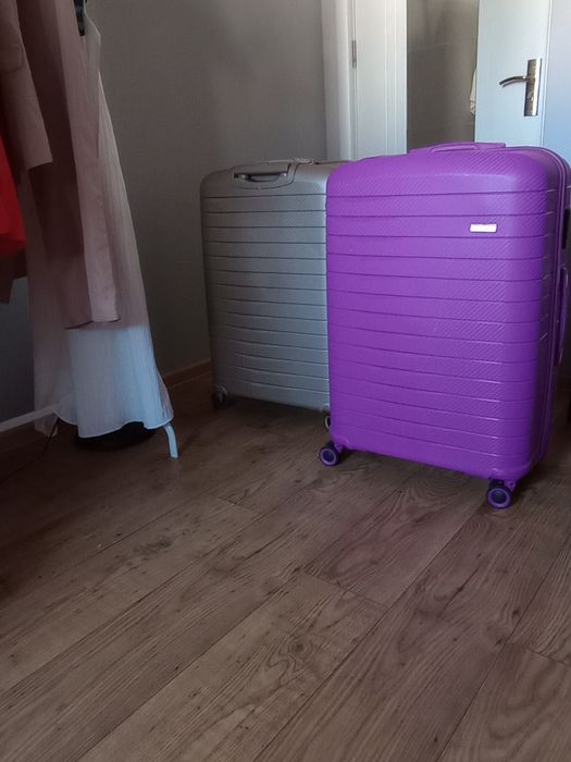 Vând 2 troler dimensiuni L..o placa par ,o perie rotativa ,un fier de calcat