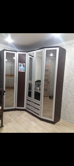 Продам угловой шкаф и  комод